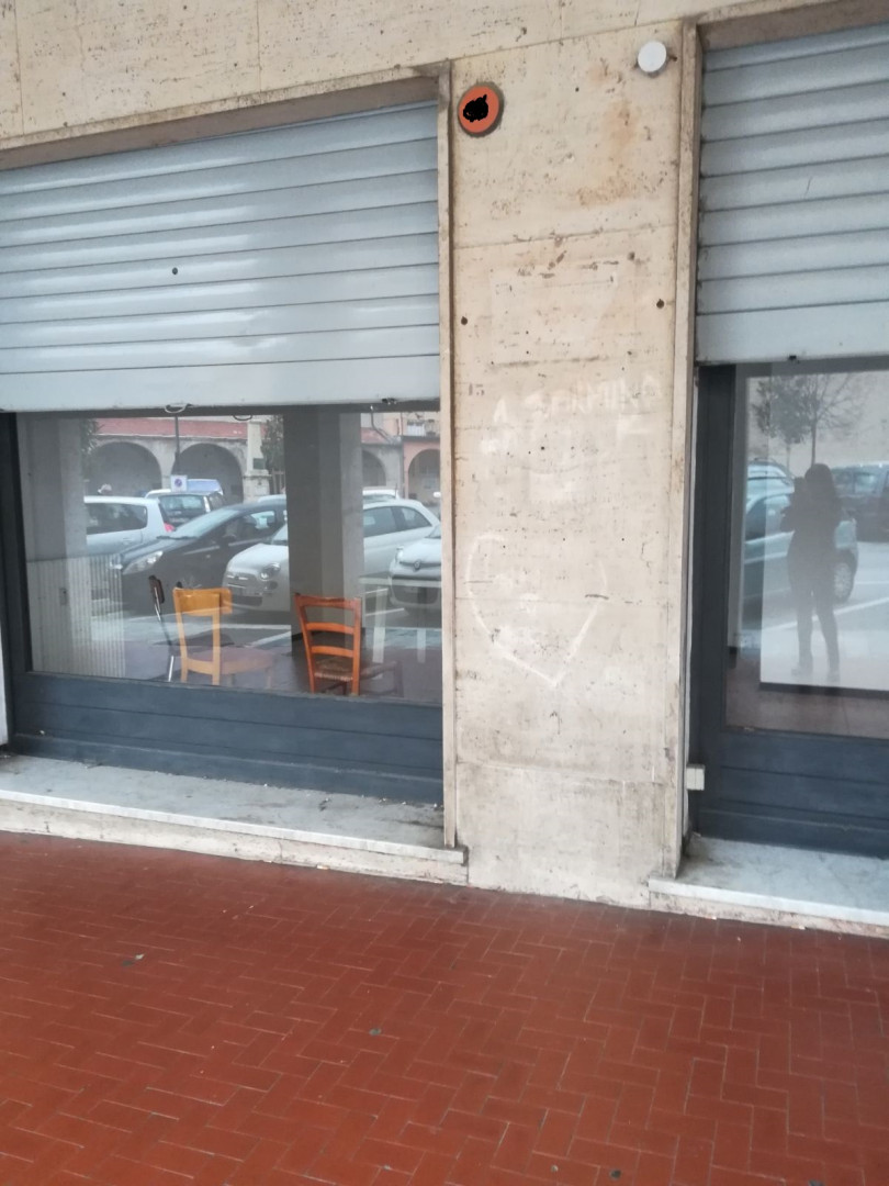 QUILIANO - LOCALE COMMERCIALE CON AMPIA VETRINA