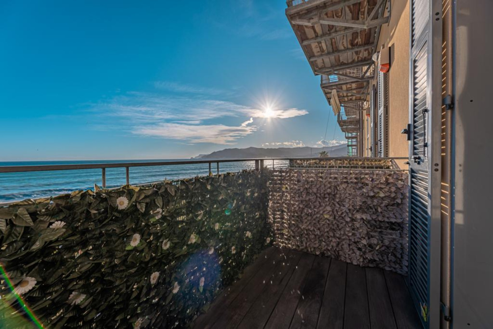 UNA CASA DA RIVISTA, UNA VISTA DA CARTOLINA